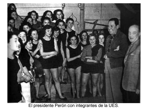 Peron con integrantes de la UES